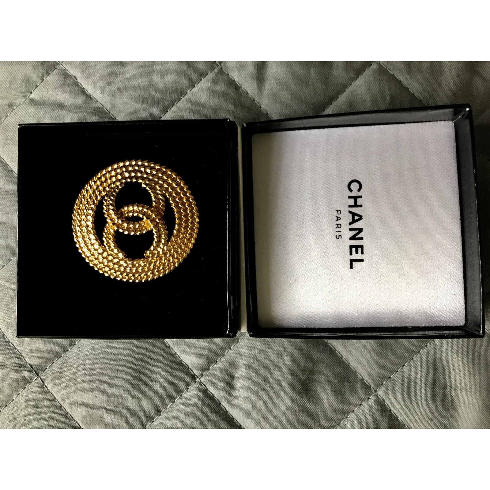 Złota broszka Chanel