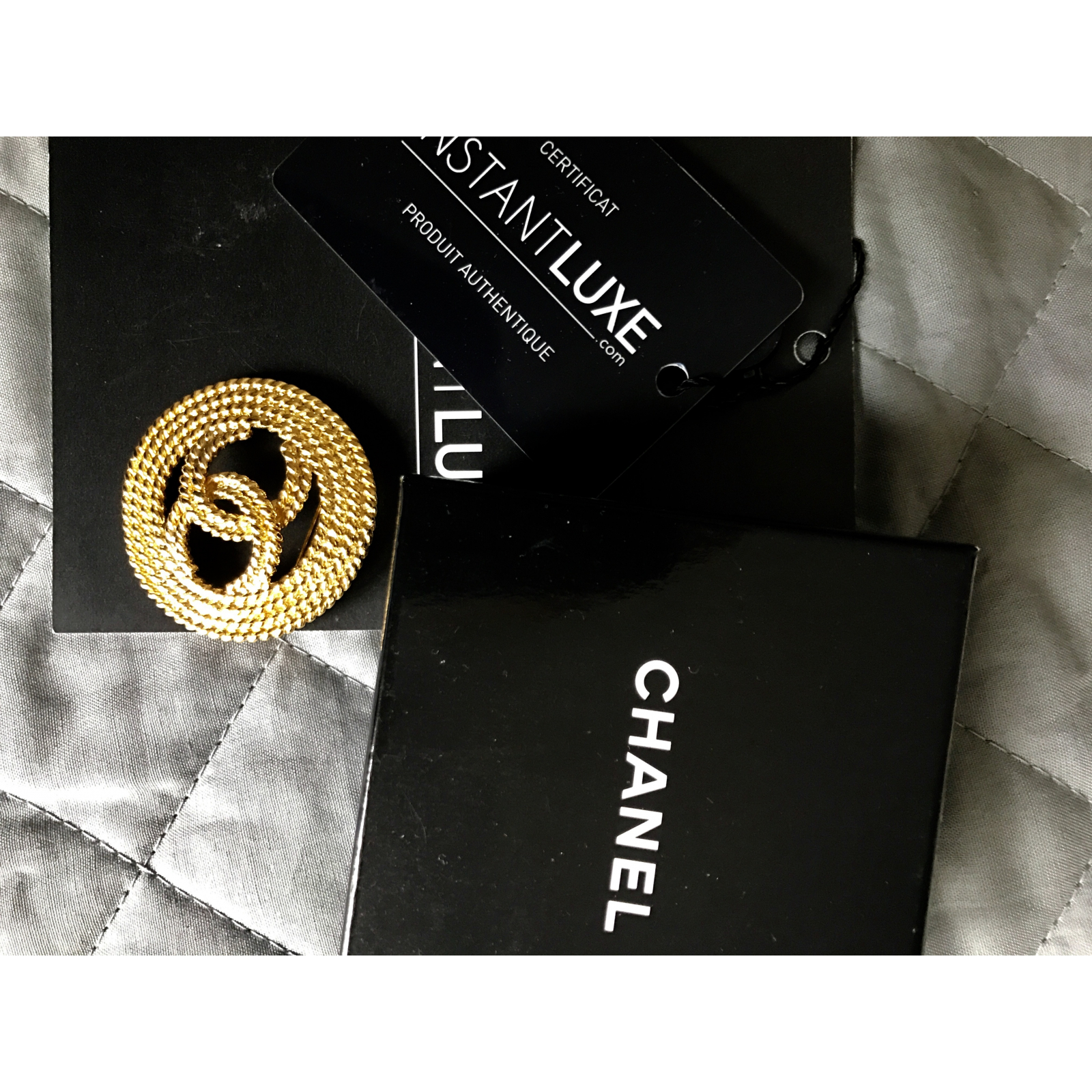 Złota broszka Chanel