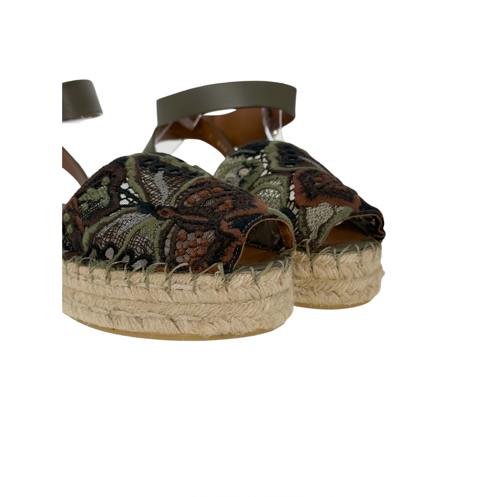 Sandały na słomkowej platformie