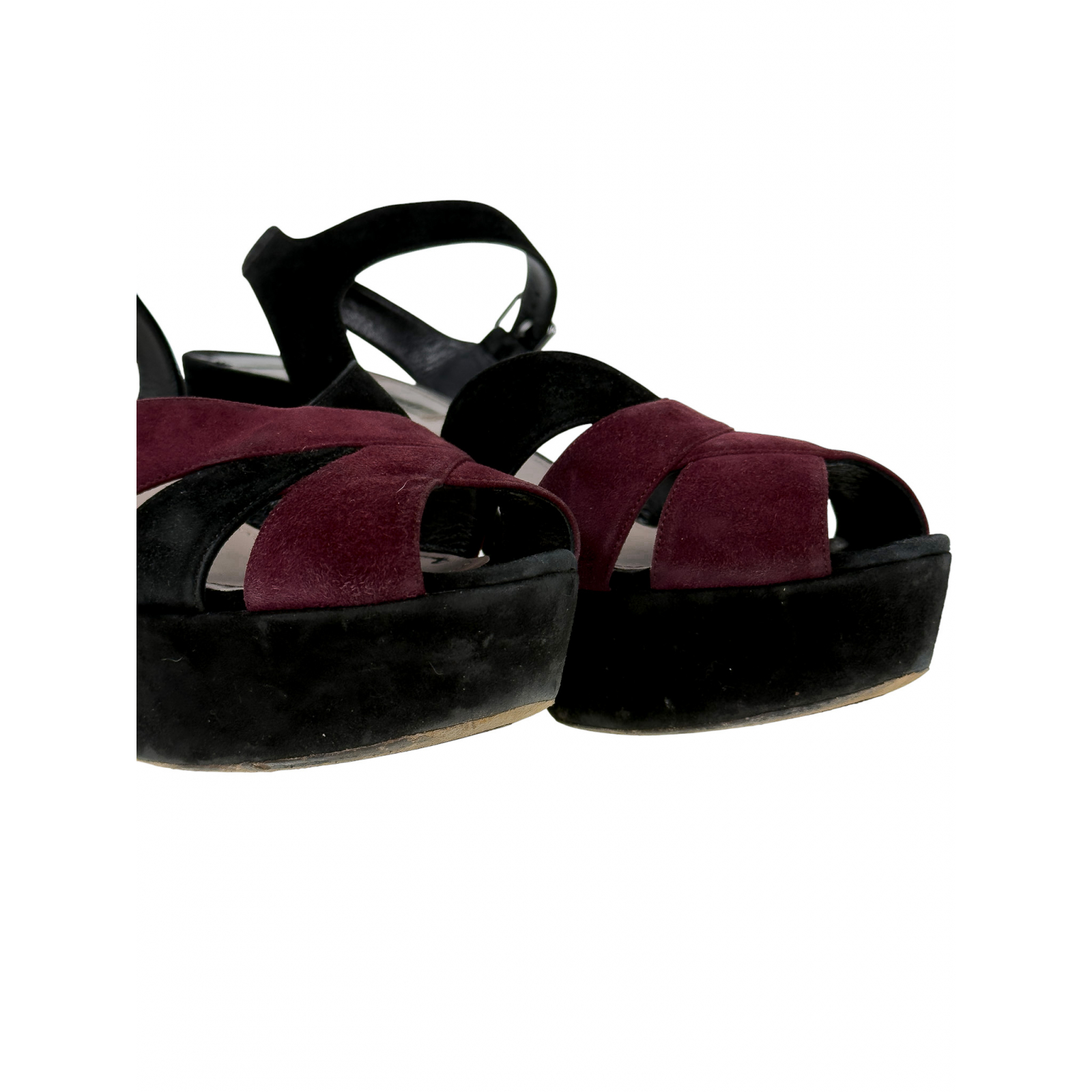 Zamszowe sandały na obcasie oraz platformie