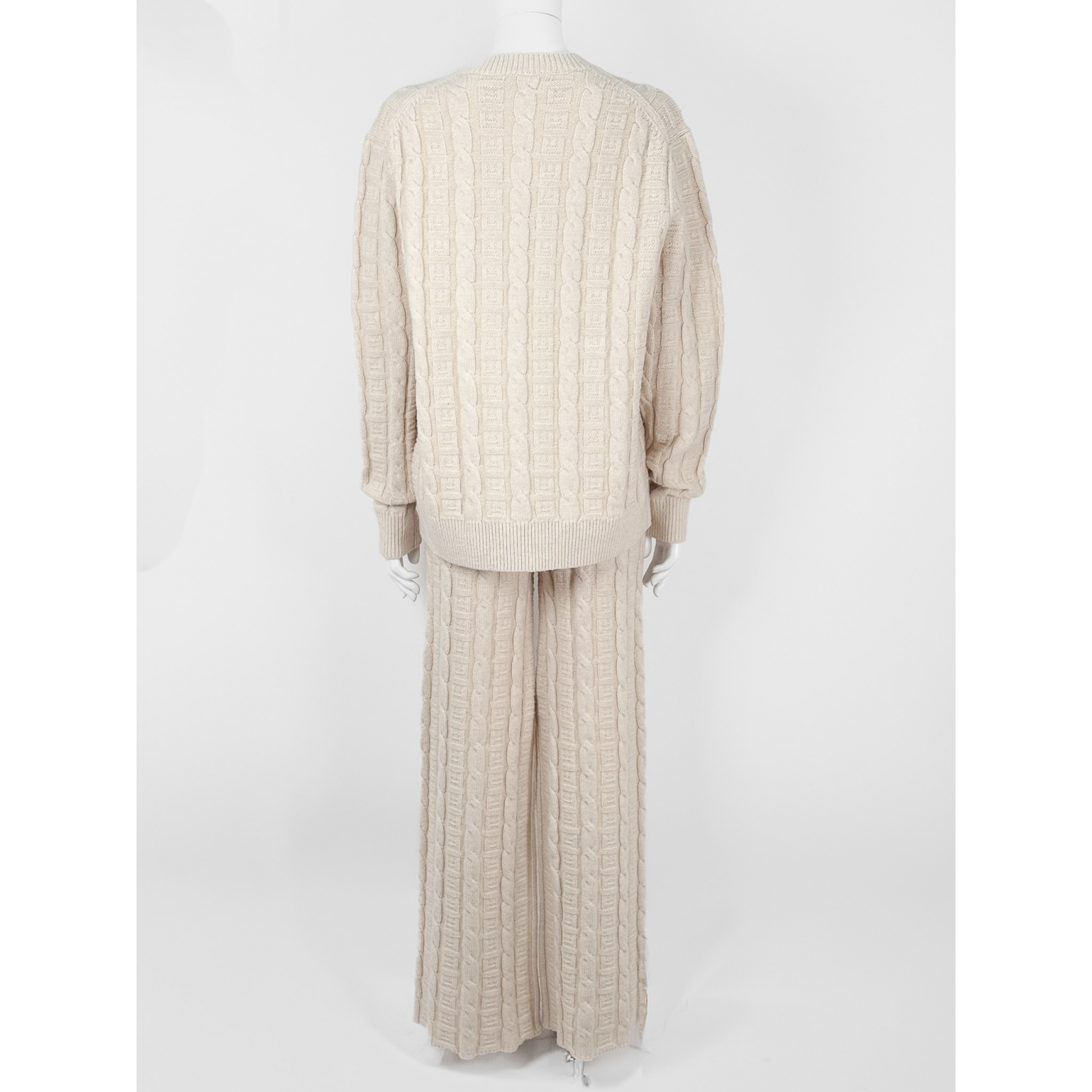 Wełniany komplet: sweter + spodnie