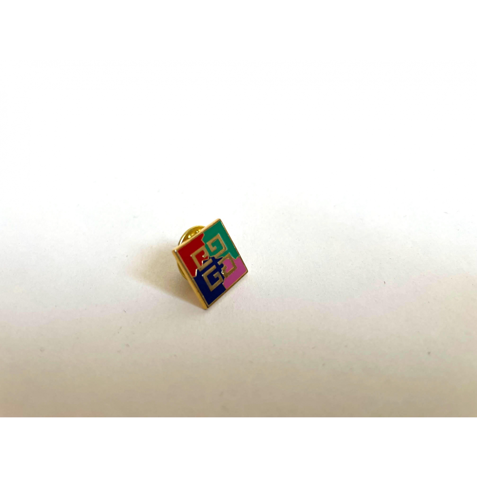pin's Givenchy