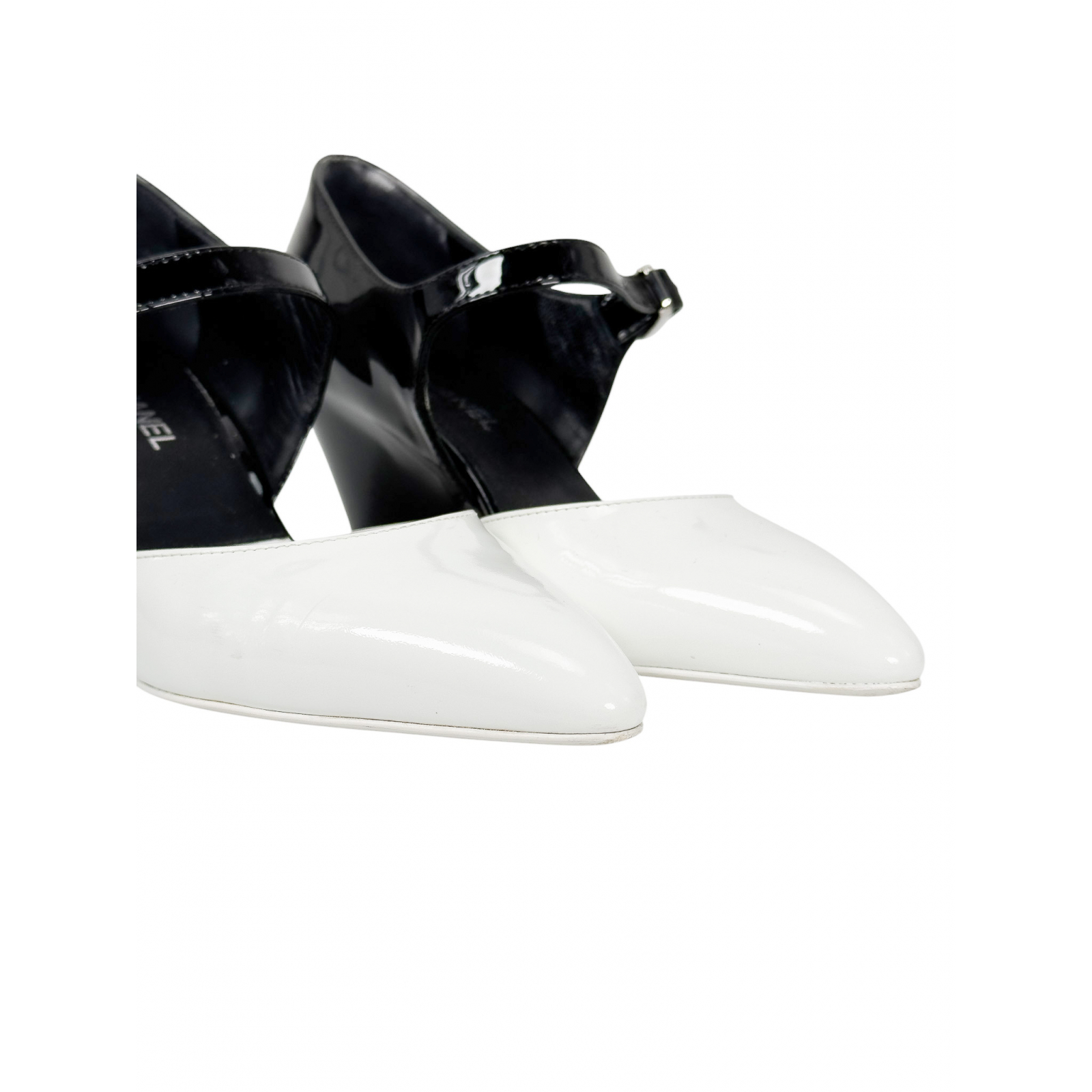 Czółenka z lakierowanej skóry