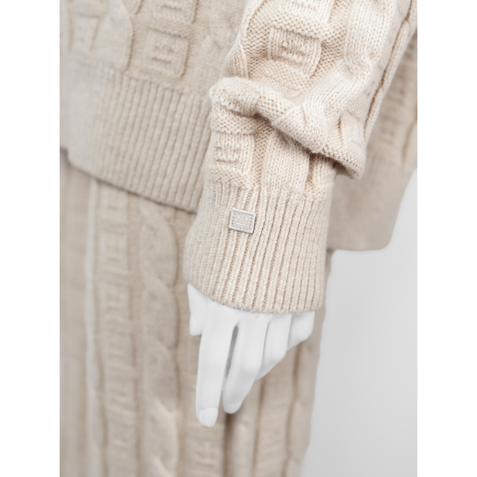 Wełniany komplet: sweter + spodnie