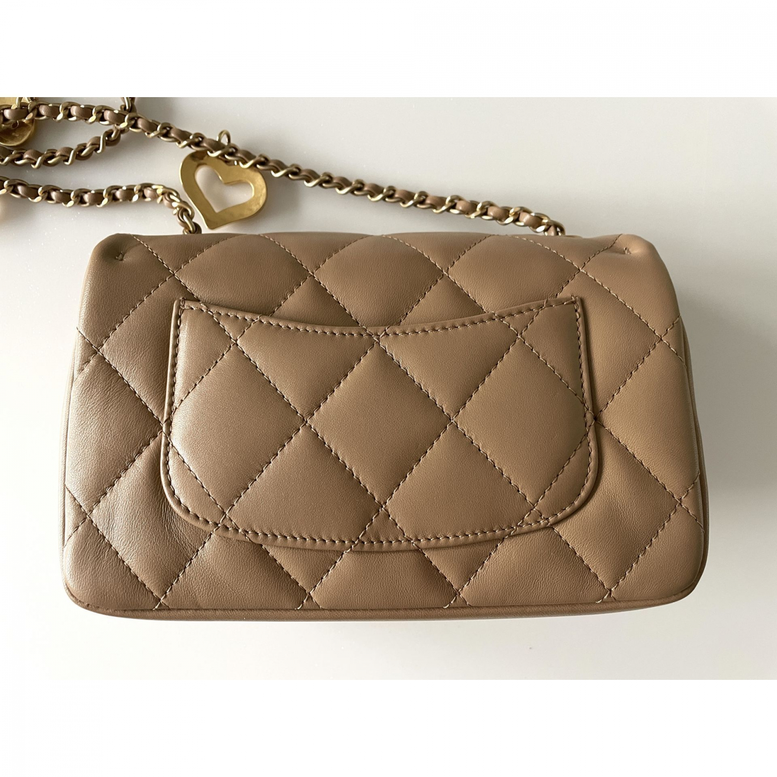 TOREBKA CHANEL Z CHARMSAMI CAMEL