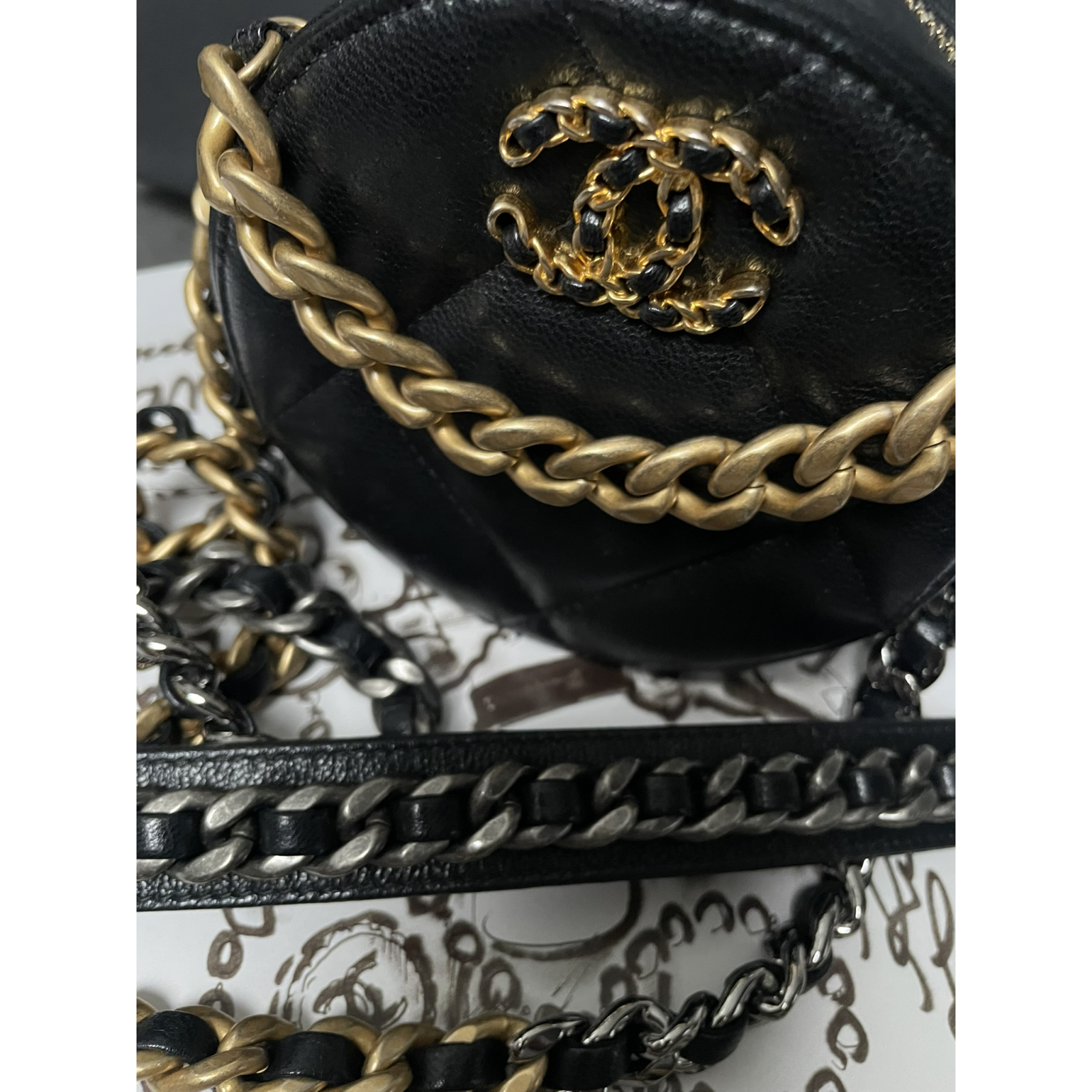 Okrągła torebka CHANEL