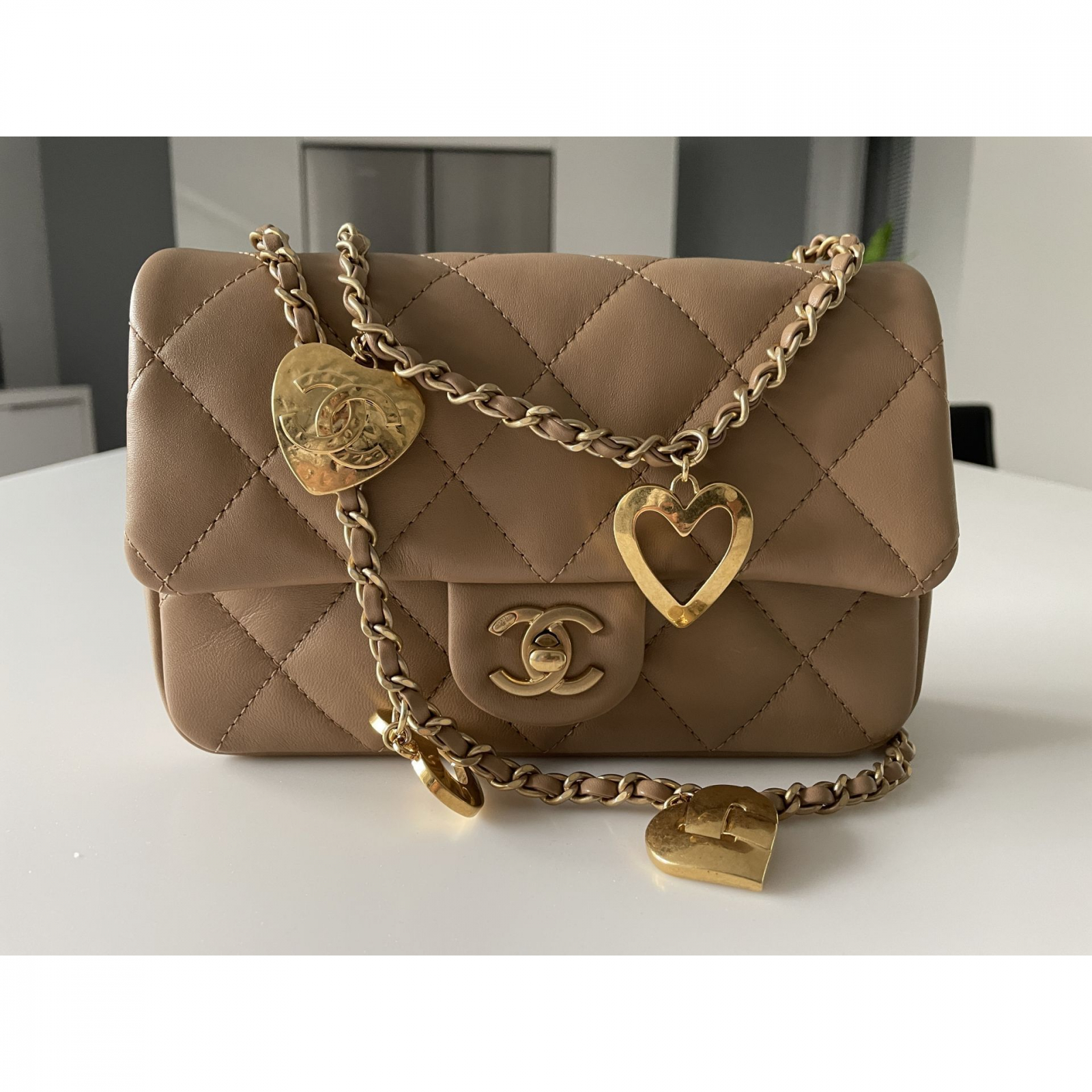 TOREBKA CHANEL Z CHARMSAMI CAMEL