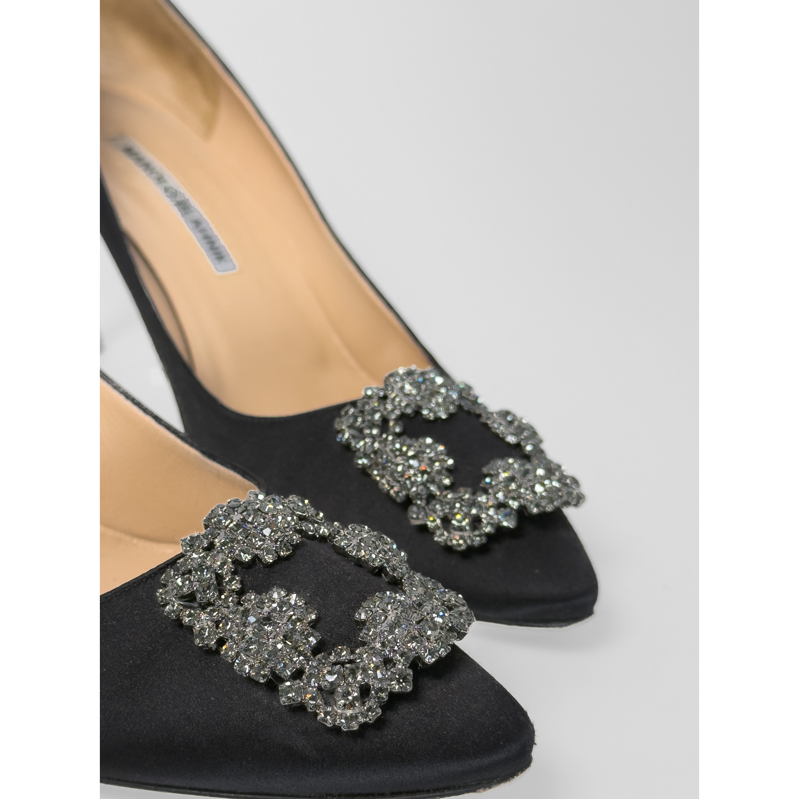 Satynowe buty na obcasie