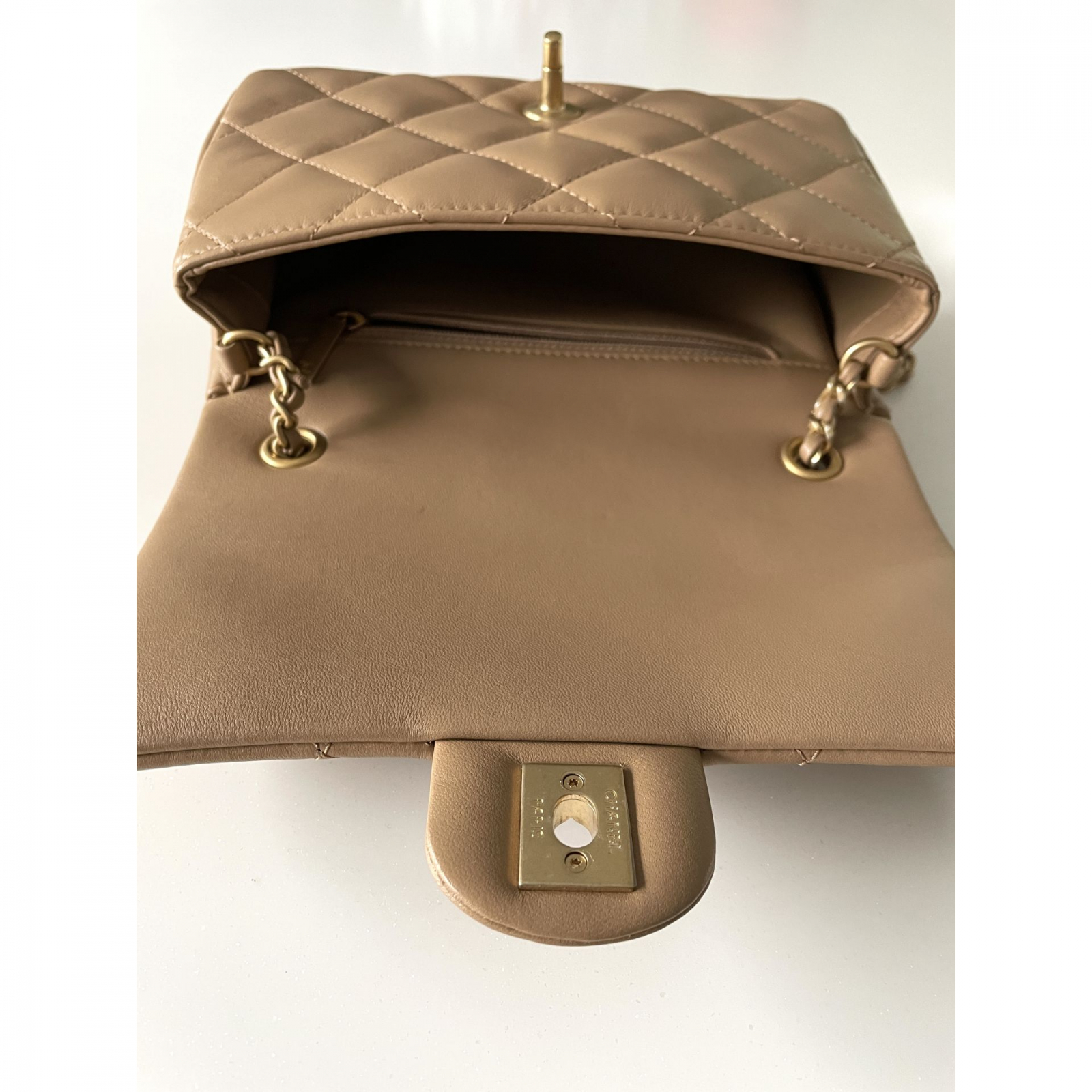 TOREBKA CHANEL Z CHARMSAMI CAMEL