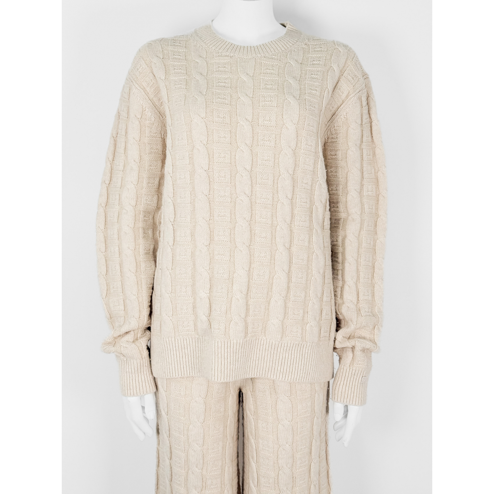 Wełniany komplet: sweter + spodnie