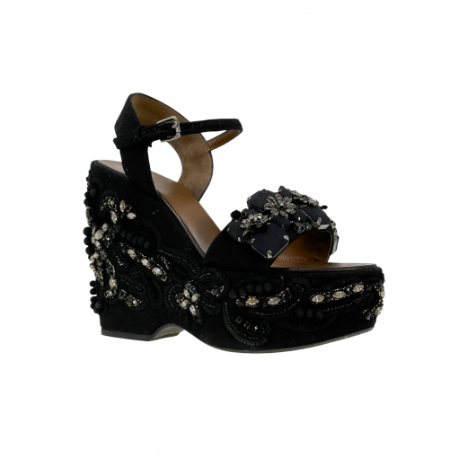 Sandały na koturnie